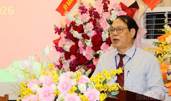 Đồng chí Nông Thuỵ Sỹ, Phó Chủ tịch Hội Khoa học Lịch sử tỉnh Lào Cai giai đoạn 2017 - 2025, trình bày báo cáo kết quả hoạt động của Hội trong giai đoạn vừa qua.