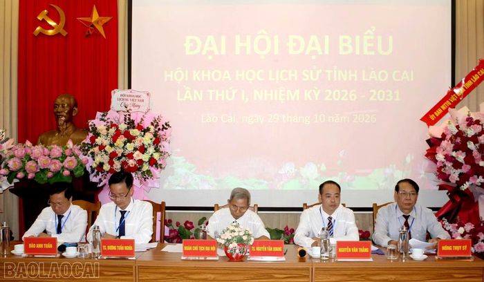Đoàn Chủ tịch Đại hội.