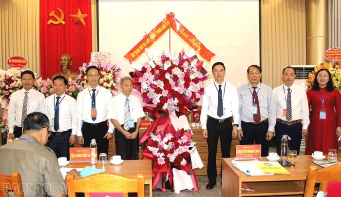  Lãnh đạo Ủy ban MTTQ Việt Nam tỉnh tặng hoa chúc mừng Đại hội. 