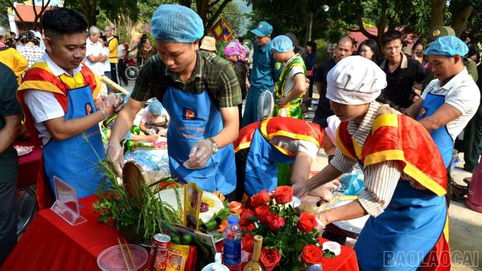 Các đội chuẩn bị mâm lễ giỗ Tướng quân Hà Chương.
