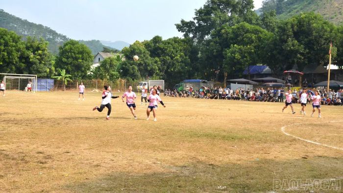 Giải bóng đá nữ các dân tộc tại ngày hội văn hóa các dân tộc gắn với lễ giỗ Tướng quân Hà Chương.