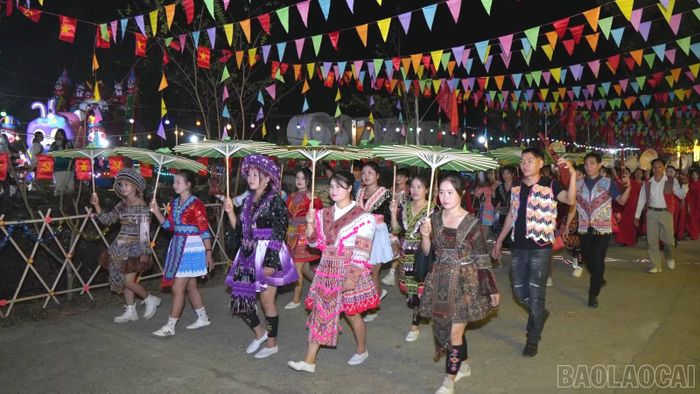 Chương trình diễu diễn sắc màu các dân tộc tại ngày hội văn hóa các dân tộc gắn với lễ giỗ Tướng quân Hà Chương.