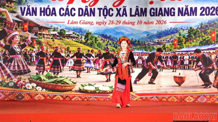 Trình diễn trang phục các dân tộc tại ngày hội văn hóa các dân tộc gắn với lễ giỗ Tướng quân Hà Chương.