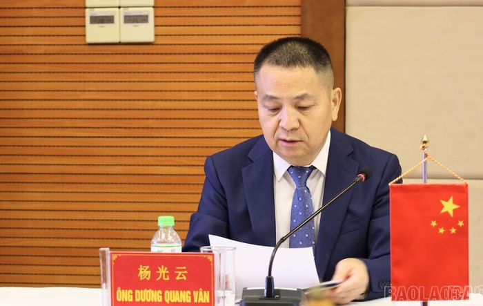 Ông Dương Quang Vân - Chủ tịch Ủy ban Hội nghị Hiệp thương Chính trị Nhân dân Trung Quốc huyện tự trị dân tộc Dao Hà Khẩu, tỉnh Vân Nam (Trung Quốc), phát biểu tại tọa đàm.