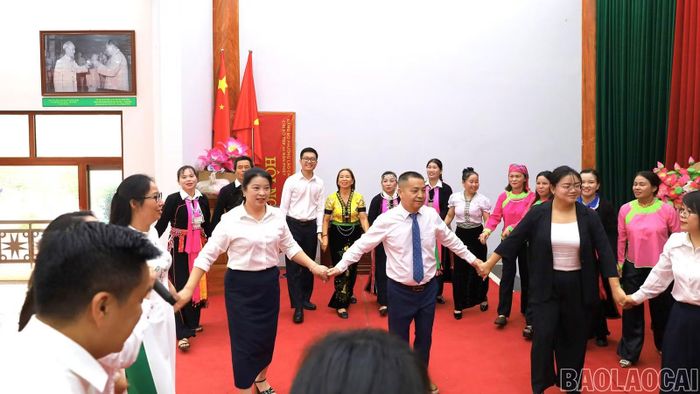 Đại biểu hai địa phương giao lưu văn nghệ, cùng tham gia múa xòe tại Nhà văn hóa hữu nghị Việt - Trung, tổ dân phố 44, phường Lào Cai.
