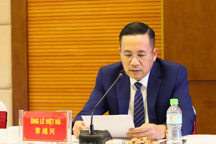 Ông Lê Việt Hà - Trưởng phòng Nông nghiệp và Môi trường phường Lào Cai phát biểu trao đổi về các giải pháp phối hợp bảo vệ môi trường sinh thái xuyên biên giới.