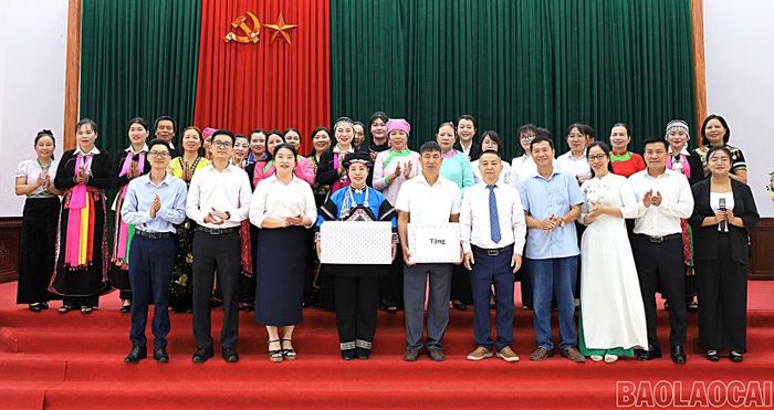 Đại biểu hai địa phương trao quà lưu niệm tại Nhà văn hóa hữu nghị Việt - Trung, tổ dân phố 44, phường Lào Cai.