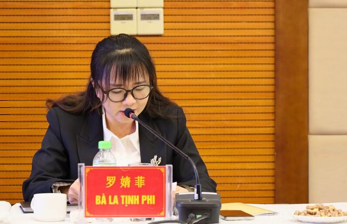 Bà La Tịnh Phi - Đại diện Phân cục Hà Khẩu thuộc Cục Môi trường sinh thái châu Hồng Hà (Trung Quốc), chia sẻ kinh nghiệm quản lý và phối hợp bảo vệ môi trường.