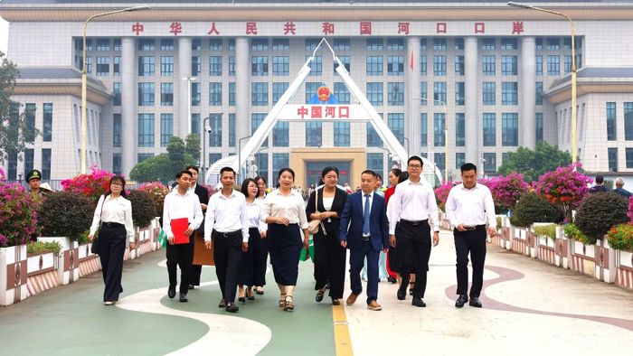 Đoàn đại biểu Ủy ban MTTQ Việt Nam phường Lào Cai, tỉnh Lào Cai (Việt Nam) đón đoàn đại biểu Ủy ban Hội nghị Hiệp thương Chính trị Nhân dân Trung Quốc huyện tự trị dân tộc Dao Hà Khẩu, tỉnh Vân Nam (Trung Quốc).