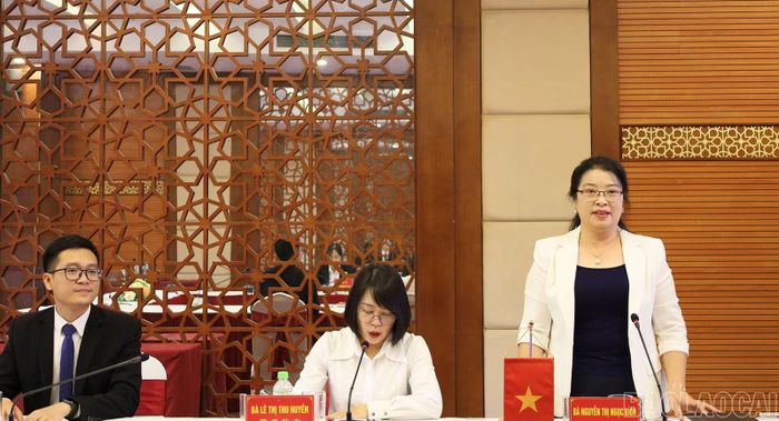 Bà Nguyễn Thị Ngọc Bích - Chủ tịch Ủy ban MTTQ Việt Nam phường Lào Cai, phát biểu tại buổi tọa đàm.