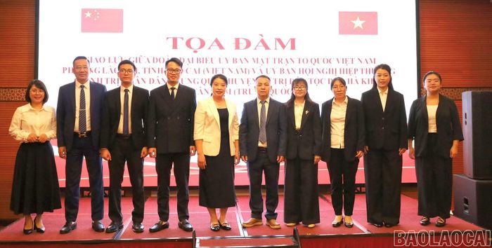 Đại biểu hai địa phương chụp ảnh lưu niệm tại buổi tọa đàm về phối hợp bảo vệ môi trường sinh thái xuyên biên giới.