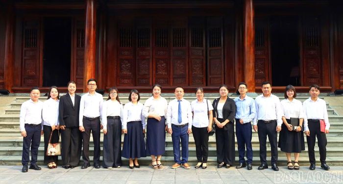 Đoàn đại biểu hai địa phương tham quan Khu di tích lịch sử quốc gia - địa điểm lưu niệm Chủ tịch Hồ Chí Minh.