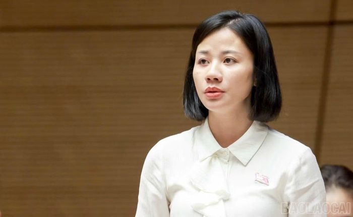 Đại biểu Phạm Thị Phương phát biểu thảo luận tại Hội trường.