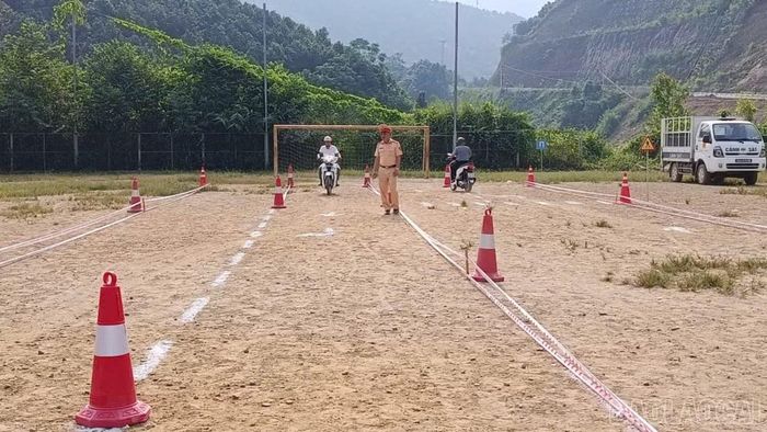 Thực hành kỹ năng lái xe mô tô, xe gắn máy an toàn tại sân vận động xã Mỏ Vàng.