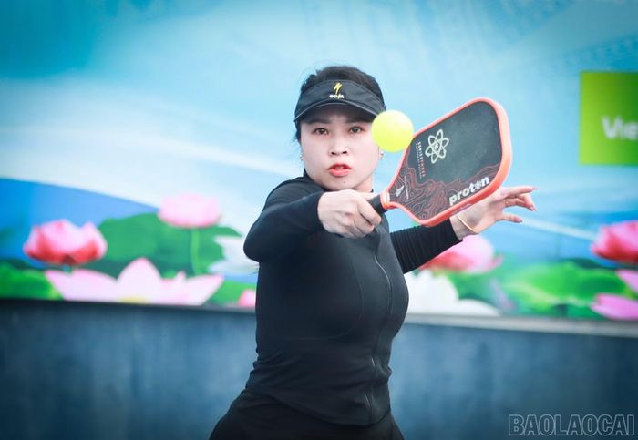 Các trận đấu pickleball đồng đội nam và đồng đội nữ mang đến không khí hào hứng với những pha tung người cứu bóng, những cú đánh đẹp mắt cùng sự phối hợp ăn ý giữa các thành viên.