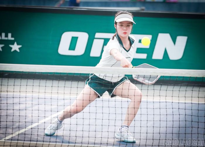 Các vận động viên môn pickleball thi đấu quyết tâm, mang đến những pha bóng đẹp mắt và những màn tranh chấp điểm số hấp dẫn.