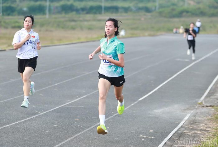 Khoảnh khắc tập trung cao độ của vận động viên tranh tài ở môn điền kinh.