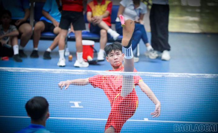 Các vận động viên môn đá cầu tập trung trong từng pha xử lý, nỗ lực giành lợi thế qua từng điểm số.