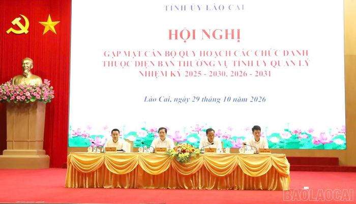 Các đồng chí Thường trực Tỉnh ủy chủ trì thảo luận tại hội nghị.