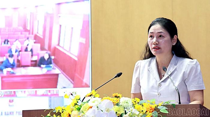 Bí thư Đảng ủy phường Văn Phú và Phó Trưởng Ban Thường trực Ban Tuyên giáo Tỉnh uỷ phát biểu tham luận tại hội nghị.