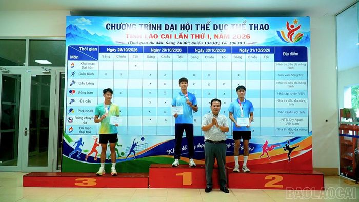Ban tổ chức trao huy chương Vàng, Bạc, Đồng cho các vận động viên đoạt thành tích xuất sắc ở môn điền kinh.