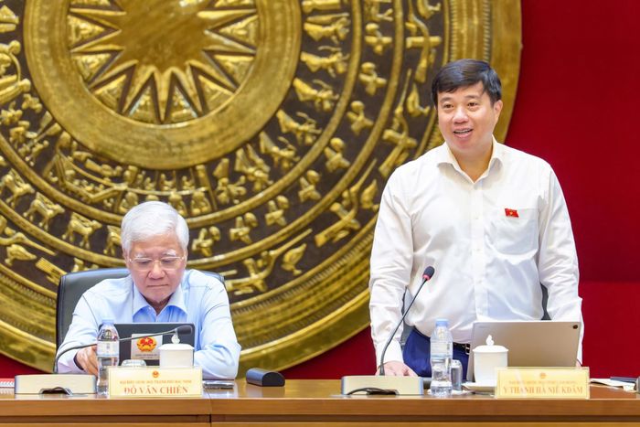 Đồng chí Y Thanh Hà Niê kđăm, Ủy viên Ban Chấp hành Trung ương Đảng, Bí thư Tỉnh ủy, Trưởng Đoàn ĐBQH Lâm Đồng điều hành thảo luận tại Tổ