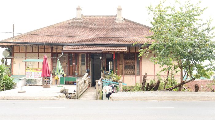 Một căn biệt thự đang có người dân ở có dấu hiệu xuống cấp