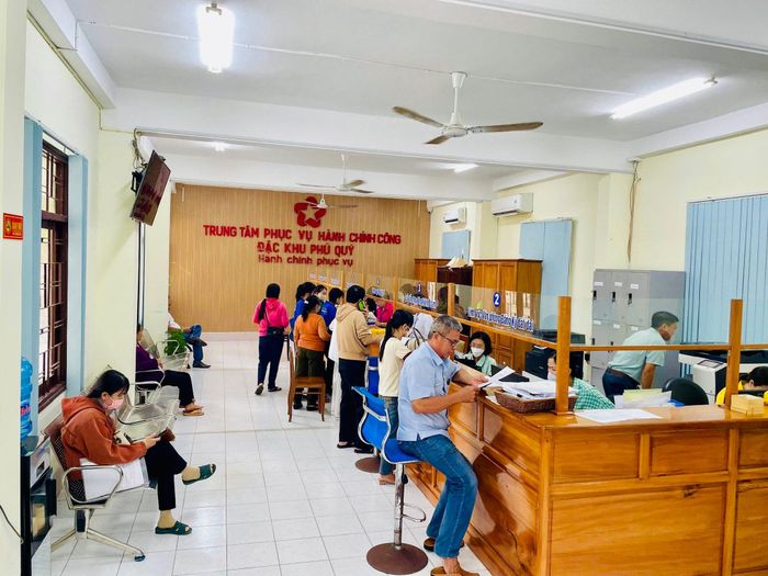 Người dân đến thực hiện thủ tục hành chính tại Trung tâm Phục vụ hành chính công Đặc khu Phú Quý