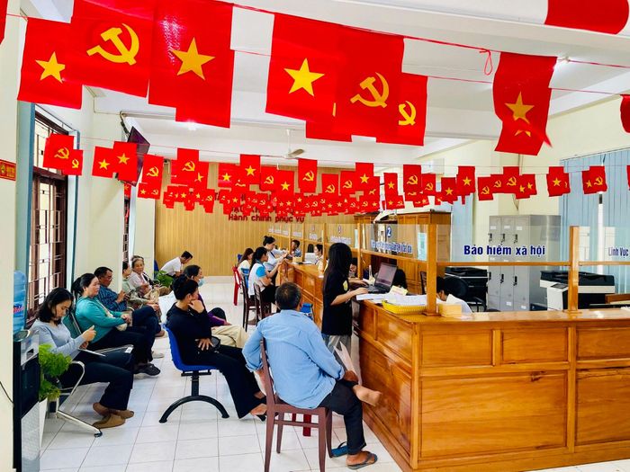 Người dân đến thực hiện thủ tục hành chính tại Trung tâm Phục vụ hành chính công Đặc khu Phú Quý