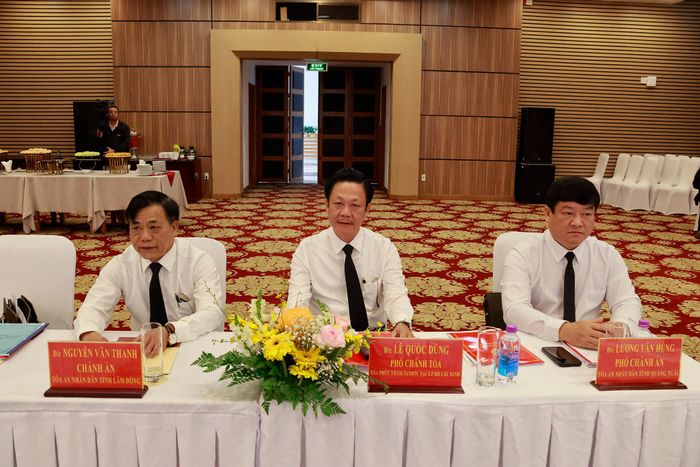 Ông Lê Quốc Dũng, Phó Chánh Tòa Phúc thẩm Tòa án nhân dân tối cao tại TP Hồ Chí Minh (giữa) cùng lãnh đạo các đơn vị trong Cụm thi đua số V chủ trì hội nghị