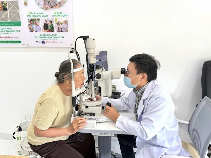 NCT được hỗ trợ khám, phẫu thuật mắt