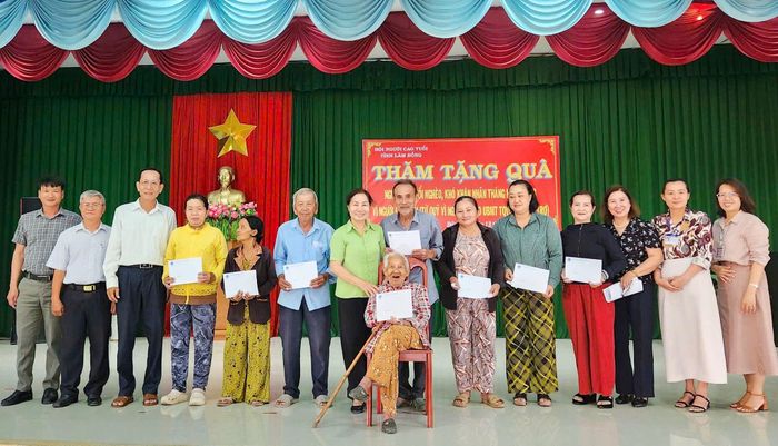 Bà Nguyễn Thị Phúc, Chủ tịch Hội NCT tỉnh (thứ 7, từ trái sang) tặng quà cho NCT có hoàn cảnh khó khăn
