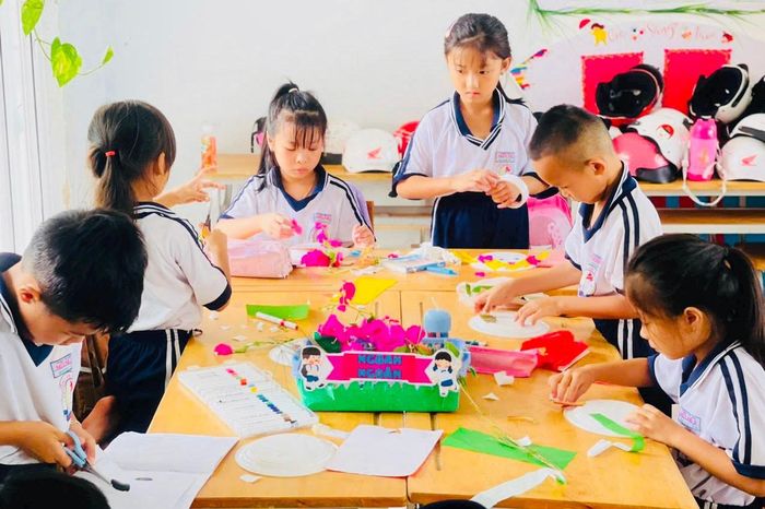 Học sinh tham gia hoạt động trải nghiệm luyện tay cho khéo
