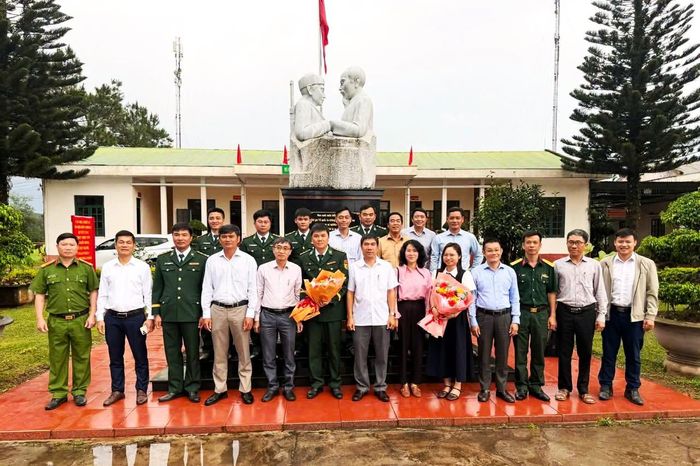 2 đơn vị chụp hình lưu niệm tại Đồn Biên phòng Đắk Dang