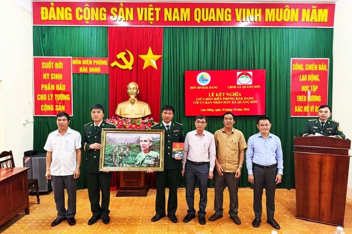 Xã Quảng Sơn tặng quà cho Đồn Biên phòng Đắk Dang
