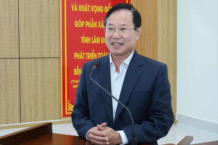 Đồng chí Phạm Triều, Ủy viên Ban Thường vụ Tỉnh ủy, Phó Chủ tịch Thường trực Ủy ban MTTQ Việt Nam tỉnh, Trưởng Ban Vận động Quỹ “Vì người nghèo” tỉnh Lâm Đồng phát biểu tại chương trình