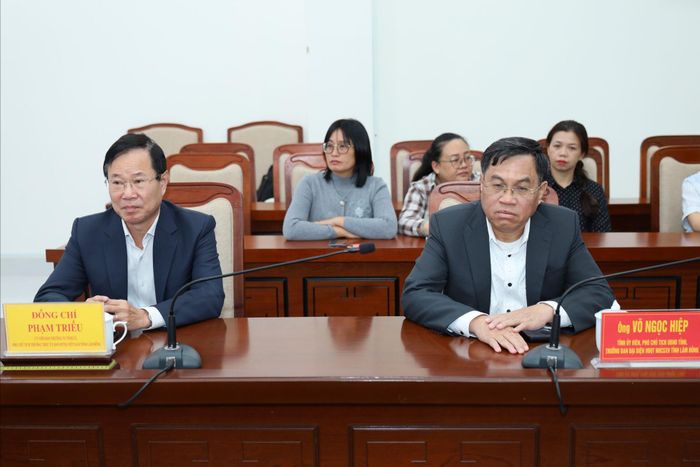 Các đồng chí: Phạm Triều, Ủy viên Ban Thường vụ Tỉnh ủy, Phó Chủ tịch Thường trực Ủy ban MTTQ Việt Nam tỉnh, Trưởng Ban Vận động Quỹ “Vì người nghèo” tỉnh (bên trái); Võ Ngọc Hiệp, Tỉnh ủy viên, Phó Chủ tịch UBND tỉnh (bên phải) dự chương trình