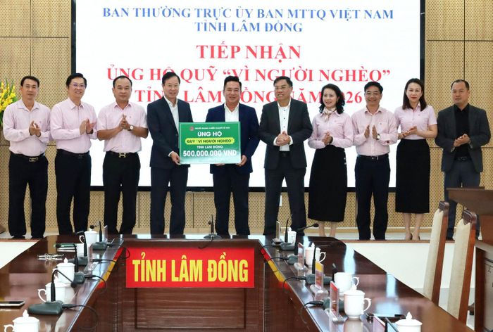 Ngân hàng Chính sách xã hội Việt Nam trao 500 triệu đồng ủng hộ Quỹ “Vì người nghèo” tỉnh Lâm Đồng