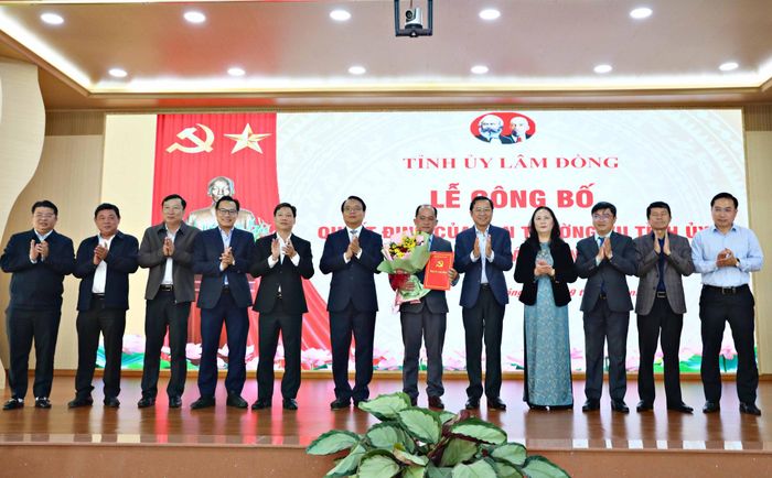 Các đại biểu chúc mừng đồng chí Trương Trung Thắng nhận nhiệm vụ tại phường Xuân Trường - Đà Lạt