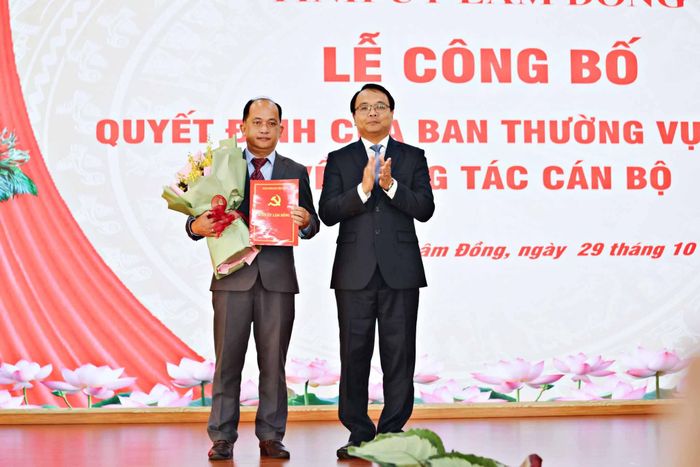 Đồng chí Đặng Hồng Sỹ, Phó Bí thư Thường trực Tỉnh ủy Lâm Đồng trao quyết định điều động đồng chí Trương Trung Thắng giữ chức Phó Bí thư Đảng ủy phường Xuân Trường - Đà Lạt, nhiệm kỳ 2025 - 2030