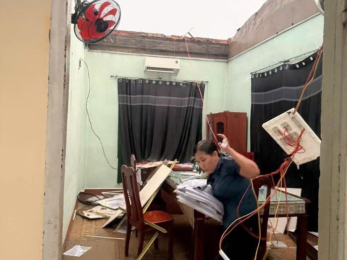 Lốc xoáy gây tốc mái nhà làm việc xảy ra trên địa bàn phường Hàm Thắng năm 2026