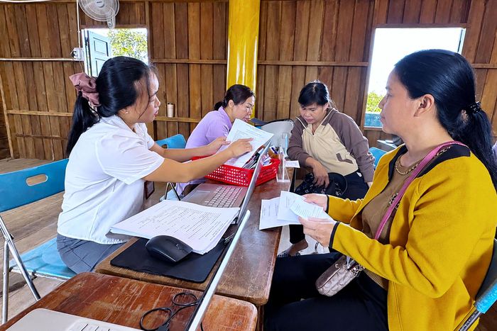 Người dân Bon U Sroong được cán bộ Trung tâm Phục vụ hành chính công xã Nam Dong hỗ trợ trực tiếp vào ngày cuối tuần