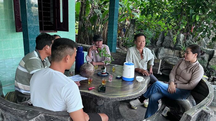 Ông Trần Văn Nheo (đội mũ) và các hộ dân chưa đồng thuận giao mặt bằng vì cho rằng mức bồi thường chưa thỏa đáng