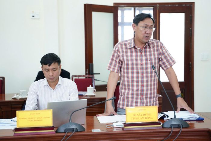 Phó Giám đốc Sở Xây dựng Bùi Trường Sơn nêu ý kiến tại cuộc họp