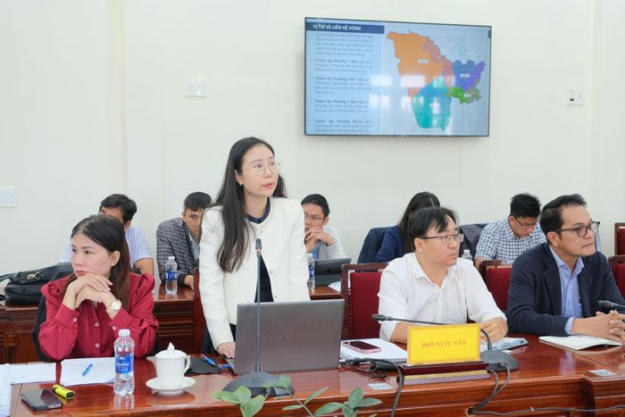 Đại diện đơn vị tư vấn nêu quan điểm tại cuộc họp