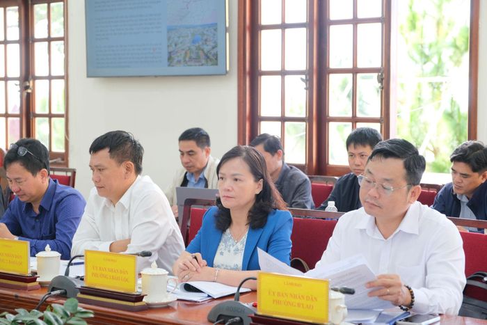 Đại diện các phường dự buổi làm việc