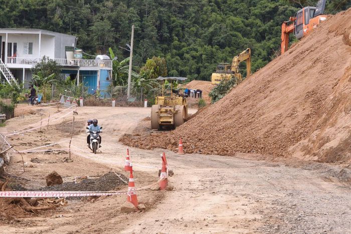 Lực lượng chức năng tỉnh Lâm Đồng thi công khắc phục tại đoạn sụt lún Quốc lộ 28