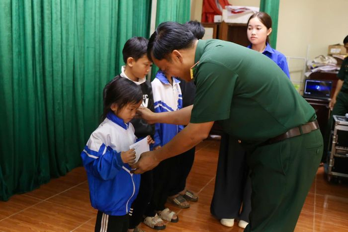 Chương trình góp phần chia sẻ khó khăn với gia đình học sinh vùng đồng bào dân tộc thiểu số