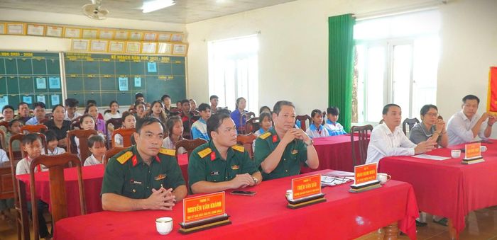 Các đại biểu và các em học sinh tham dự chương trình