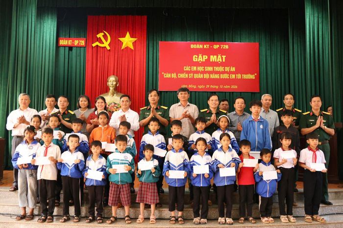 Đoàn Kinh tế - Quốc phòng 726 phối hợp với 2 xã Tuy Đức và Quảng Trực hỗ trợ 32 học sinh thuộc dự án “Cán bộ, chiến sĩ quân đội nâng bước em tới trường”